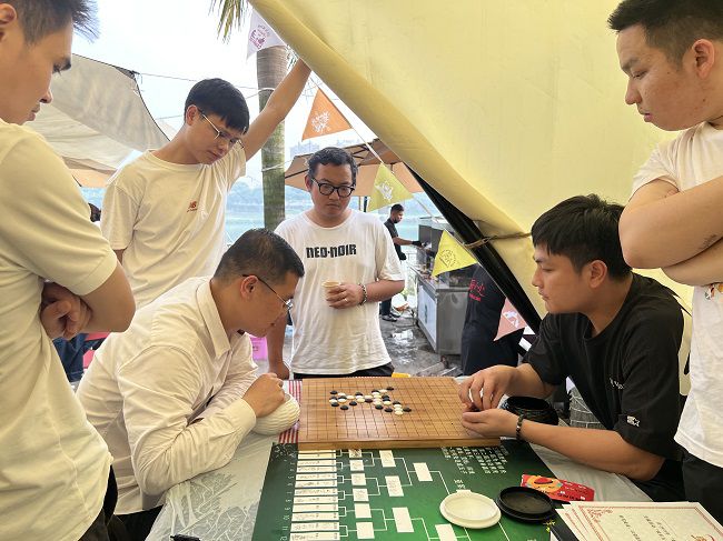 五子棋比賽現(xiàn)場。楊鈺 攝（2）.jpg